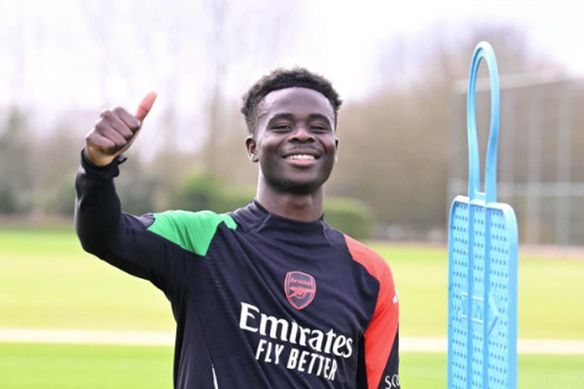 Bukayo Saka sorri no regresso aos treinos pelo Arsenal