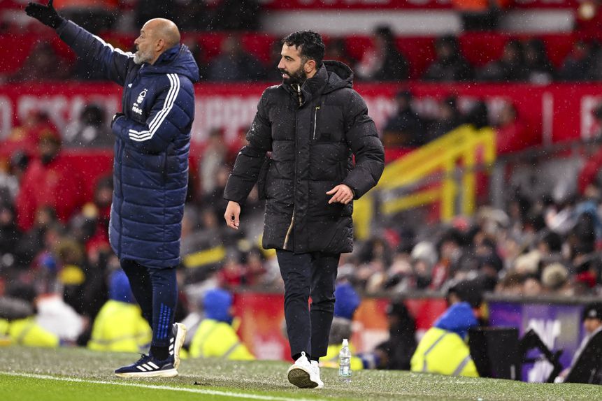 Ruben Amorim a orientar o jogo do Manchester United contra o Nottingham Forest, de NES, em Old Trafford