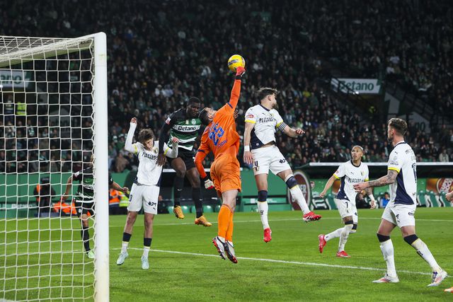 Lazar Carevic tem estado em plano de evidência com a camisola do Famalicão e as exibições valeram-lhe o prémio de melhor guarda-redes da Liga no mês de fevereiro