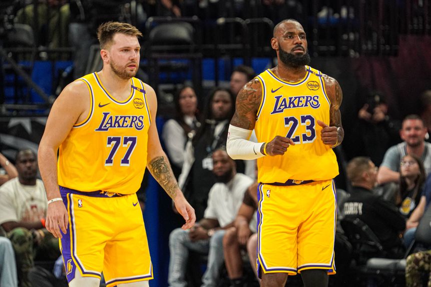 Luka Doncic e LeBron James ao serviço dos Laerks. Foto IMAGO