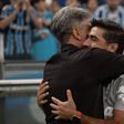 Renato Gaúcho e Abel Ferreira abraçam-se