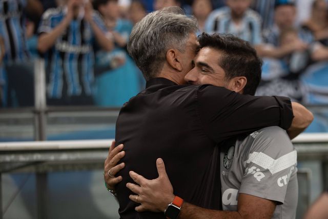 Renato Gaúcho e Abel Ferreira abraçam-se