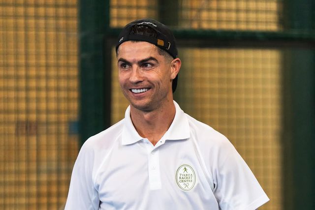 Ronaldo mostra os dotes de raquete na mão