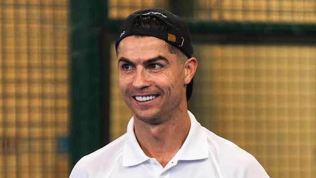 Ronaldo mostra os dotes de raquete na mão
