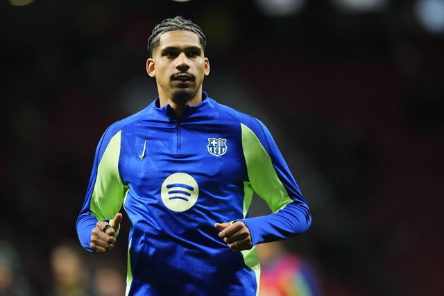 Ronald Araújo durante o aquecimento do Barcelona no Metropolitano