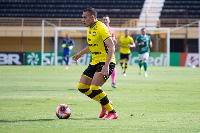 Léo Jabá ao serviço do São Bernardo frente ao Guarani (Imago)