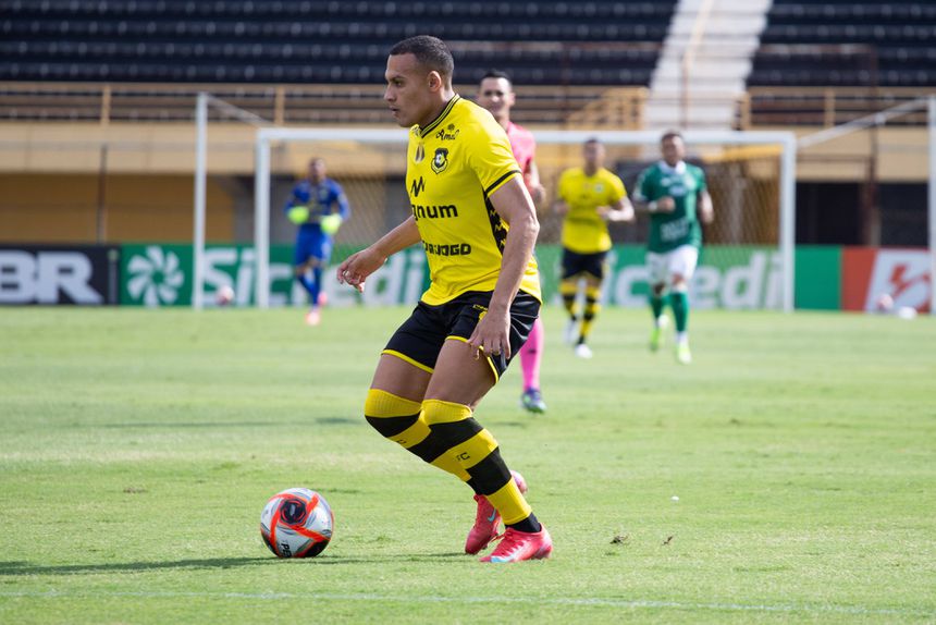 Léo Jabá ao serviço do São Bernardo frente ao Guarani (Imago)