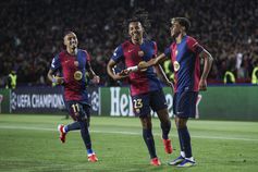 Jules Koundé a celebrar um golo de Lamine Yamal pelo Barcelona, ao lado de Raphinha