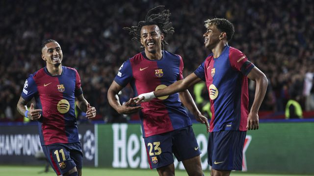 Jules Koundé a celebrar um golo de Lamine Yamal pelo Barcelona, ao lado de Raphinha