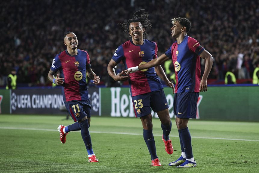 Jules Koundé a celebrar um golo de Lamine Yamal pelo Barcelona, ao lado de Raphinha