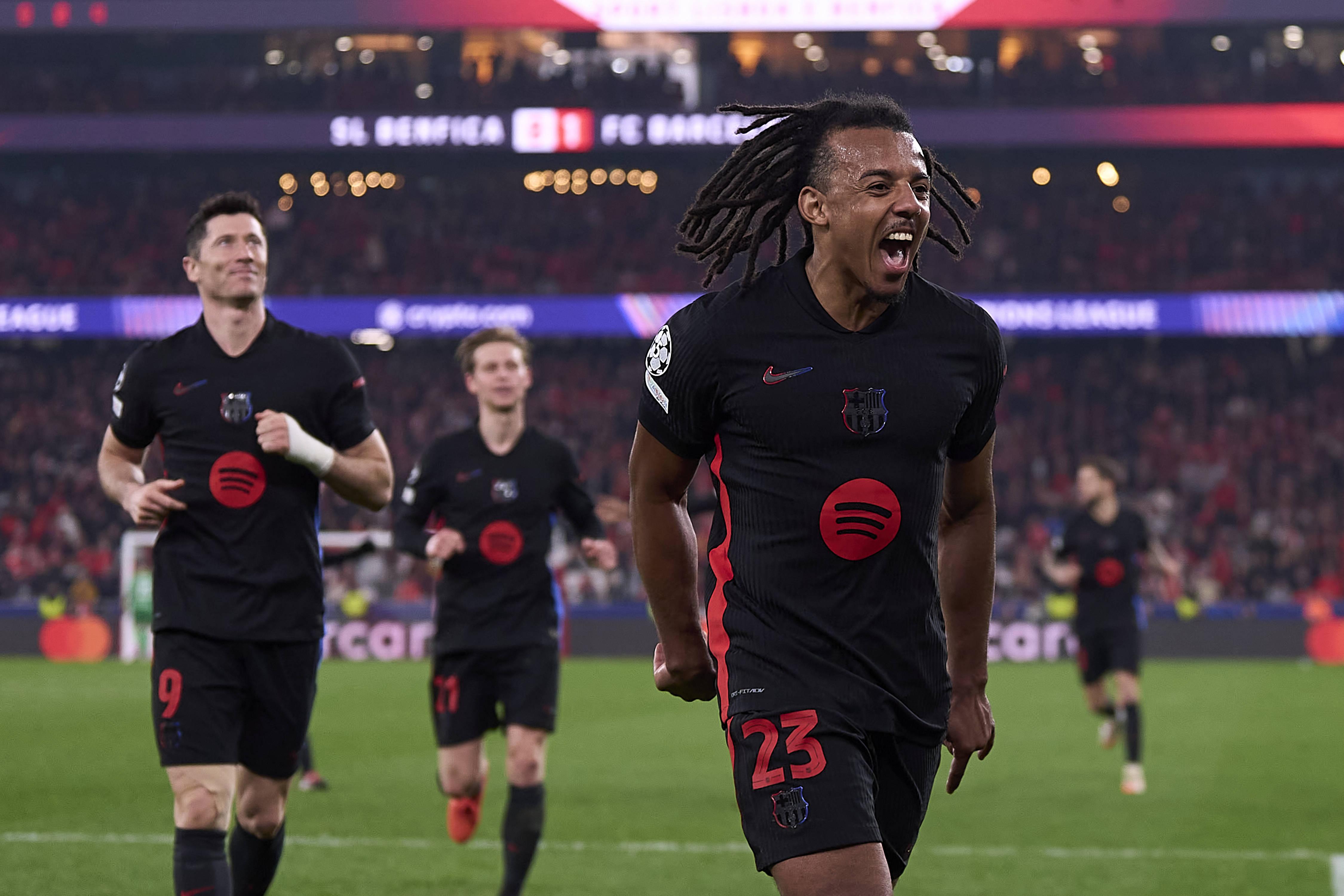 Jules Koundé a celebrar o golo de Raphinha pelo Barcelona diante do Benfica na Luz