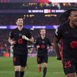 Jules Koundé a celebrar o golo de Raphinha pelo Barcelona diante do Benfica na Luz