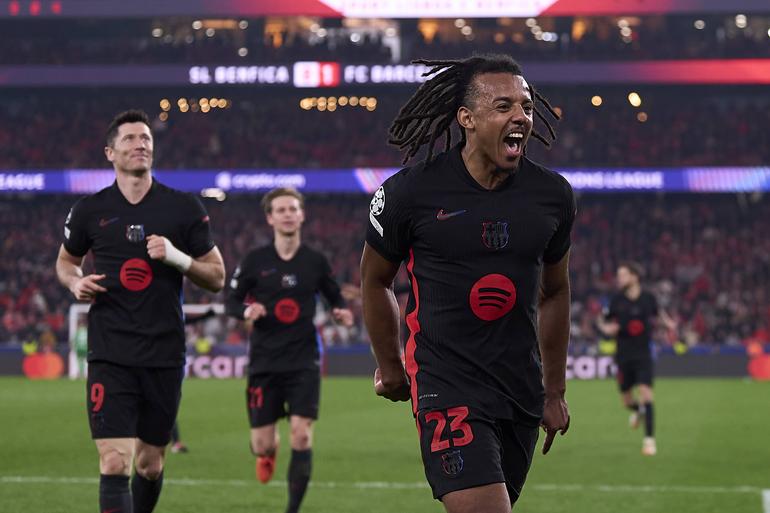Jules Koundé a celebrar o golo de Raphinha pelo Barcelona diante do Benfica na Luz