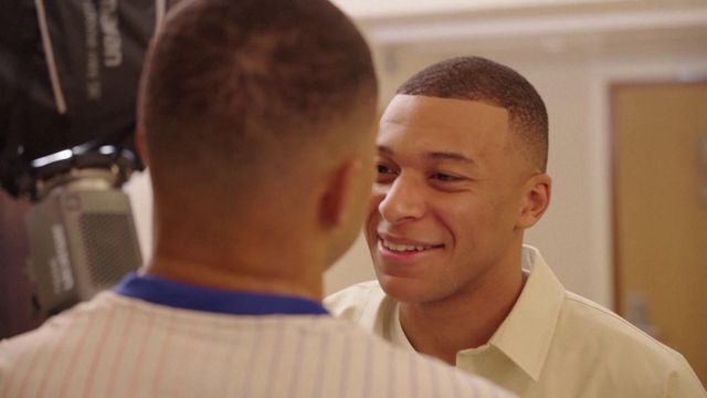 Mbappé encontra um sósia especial: «Sou eu!»