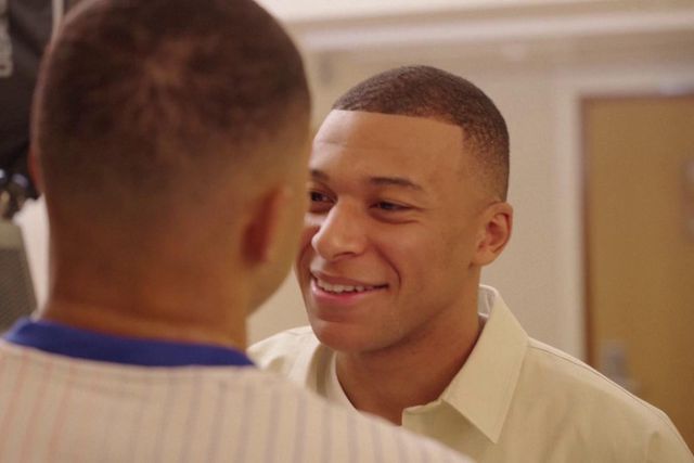 Mbappé encontra um sósia especial: «Sou eu!»
