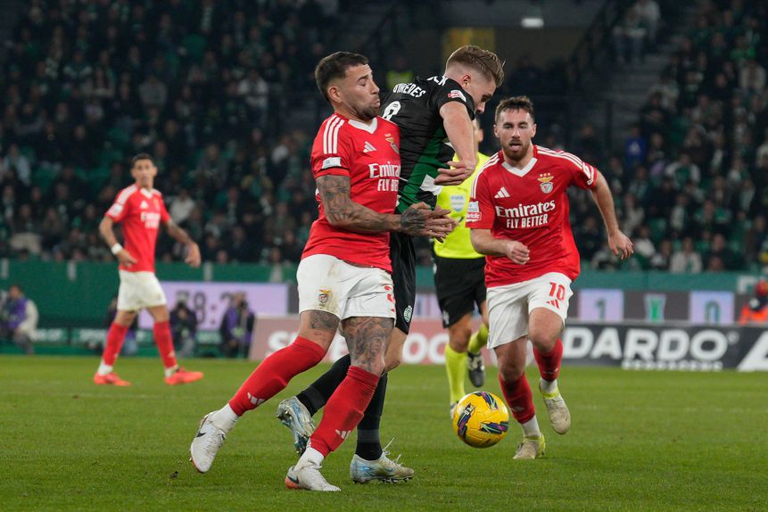 Otamendi e Gyokeres disputam bola