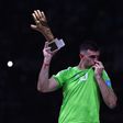 'Dibu' Martínez com o prémio de Luva de Ouro no Mundial 2022