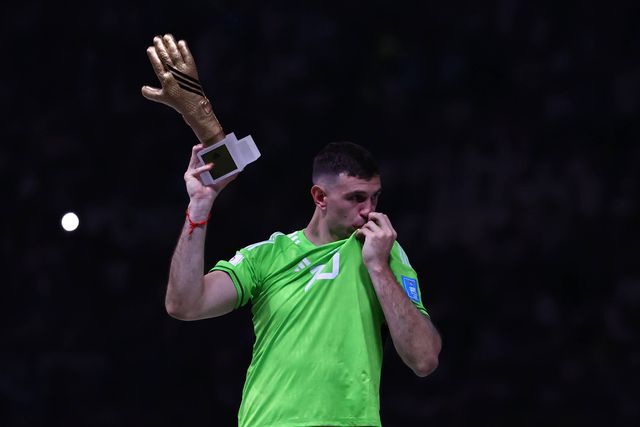 'Dibu' Martínez com o prémio de Luva de Ouro no Mundial 2022