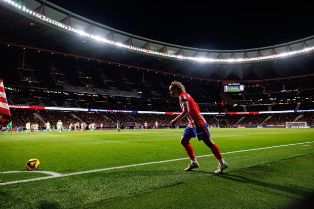 Antoine Griezmann a bater um canto pelo Atlético Madrid