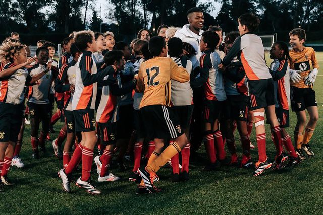 Florentino com as crianças das equipas de iniciação do Benfica, no Estádio Universitário