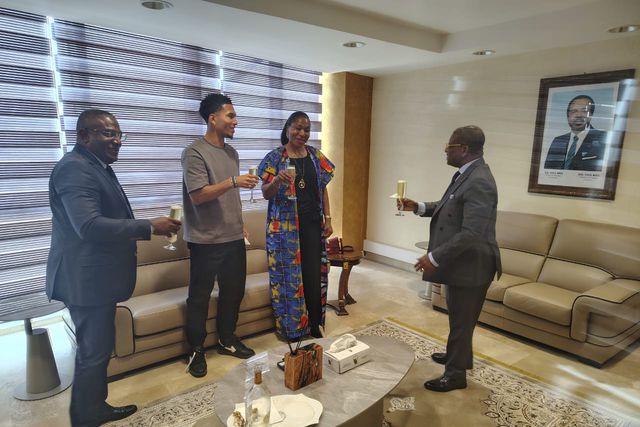 Namaso brindou às duas primeiras internacionalizações com o primeiro-ministro dos Camarões, Joseph Dion Ngute (FOTO: D.R)