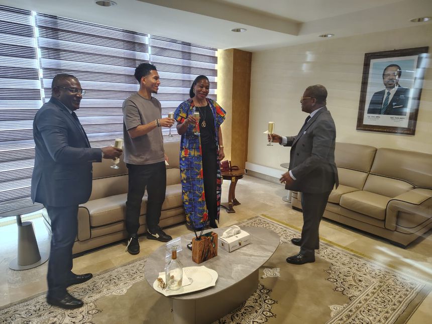 Namaso brindou às duas primeiras internacionalizações com o primeiro-ministro dos Camarões, Joseph Dion Ngute (FOTO: D.R)