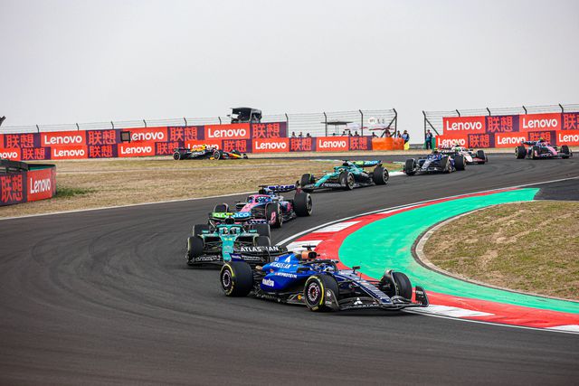 Alexander Albon, piloto tailandês da Williams, a liderar o pelotão no GP da China