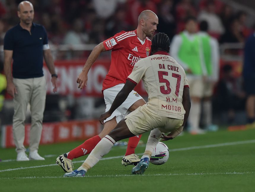 Fredrik Aursnes, do Benfica, tenta levar a melhor sobre Sandro Cruz, do Gil Vicente, durante o jogo da primeira volta entre ambos os clubes. Nesta noite de sexta-feira os dois clubes voltam a medir forças para a Liga