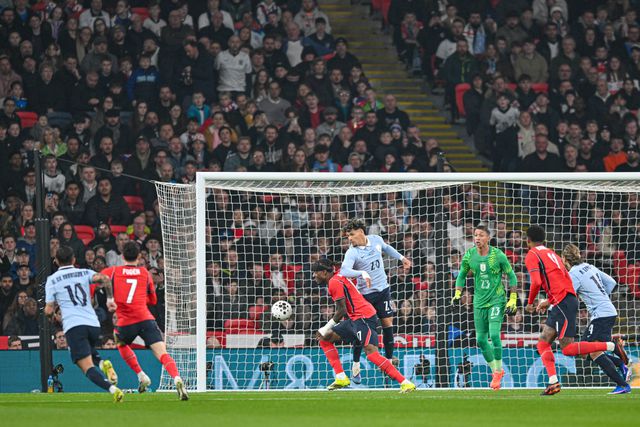 Maxi Araújo titular no empate entre Uruguai e Inglaterra