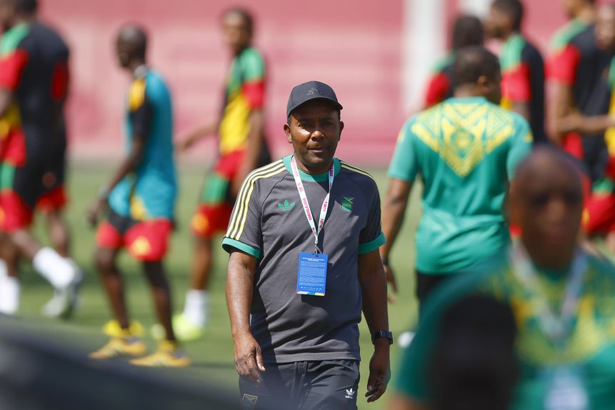 Rudolph Speid orienta seleção da Jamaica (EPA/FRANCISCO GUASCO)