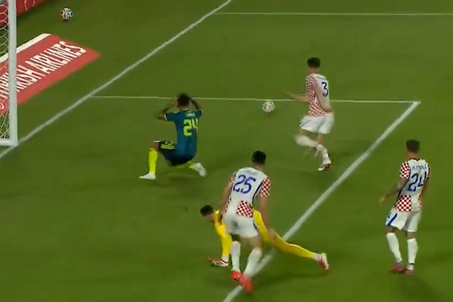 Luis Suárez levou as mãos à cabeça