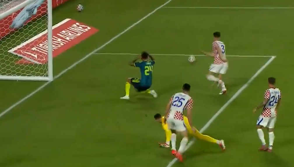 Luis Suárez levou as mãos à cabeça