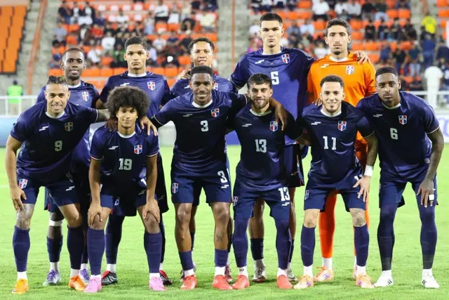 Pablo Rosario (com o número 6) no onze da República Dominicana - Foto: FEDOMFUT