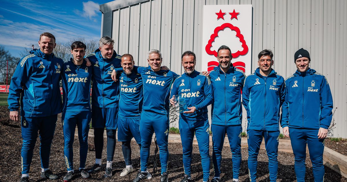 Vítor Pereira recebe troféu da Associação de Treinadores após vencer o Tottenham