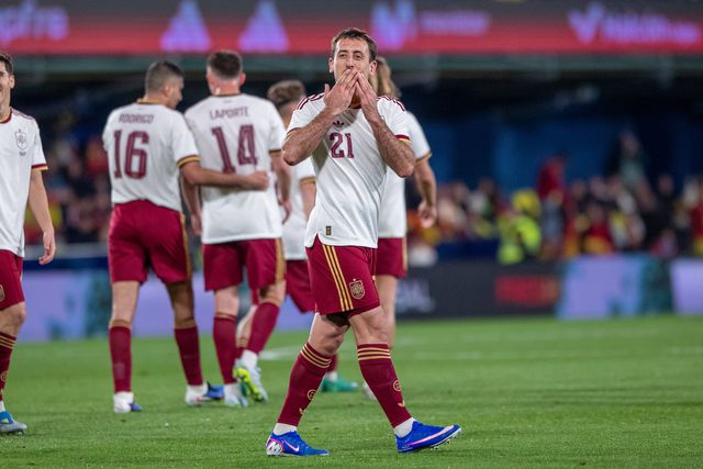 Espanha dominante derrota Sérvia