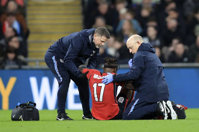 Madueke a ser assistido pela equipa médica de Inglaterra, em Wembley