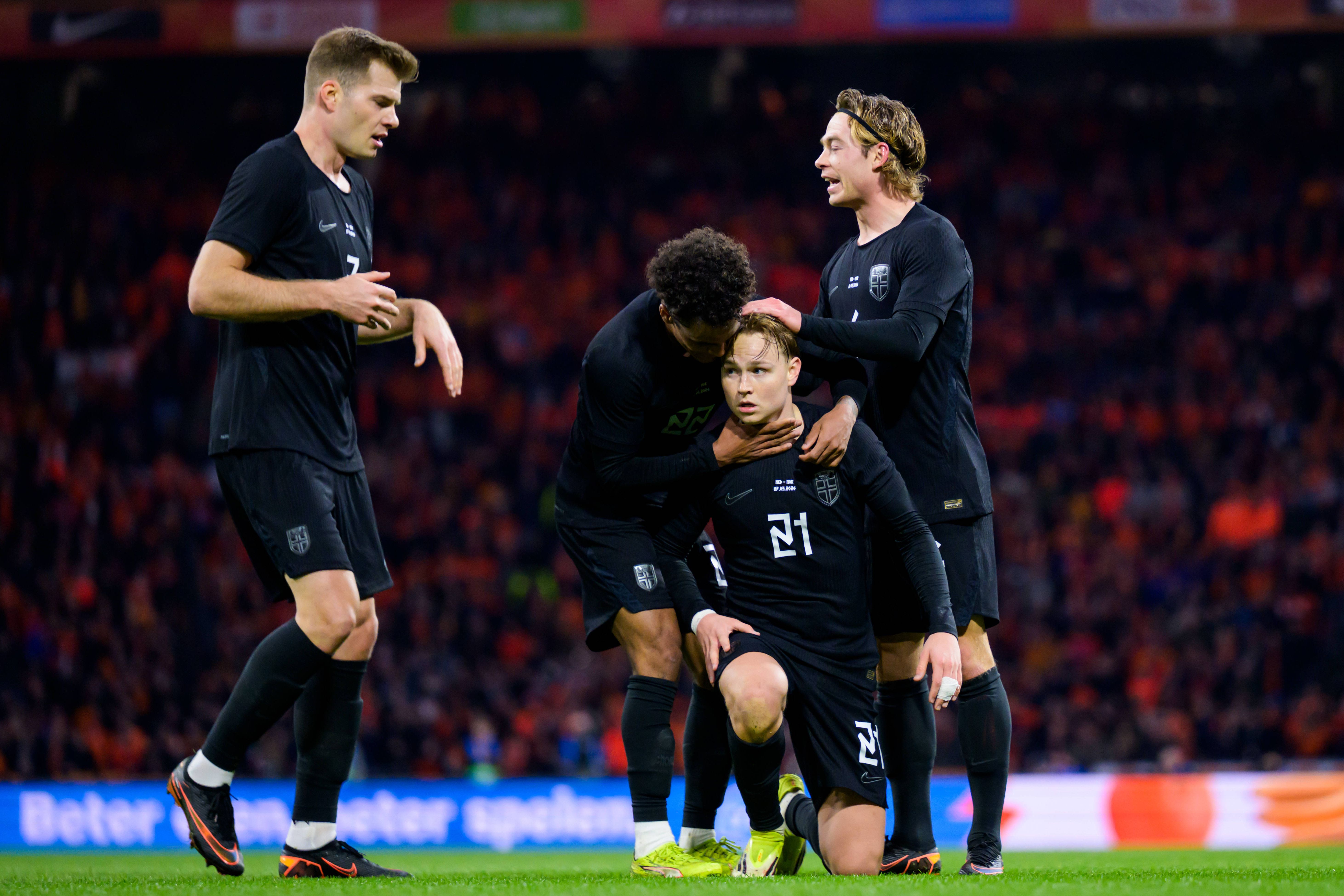 Schjelderup, extremo do Benfica, acarinhado pelos colegas depois de marcar golo pela Noruega (foto: Imago)