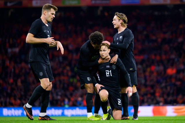Schjelderup, extremo do Benfica, acarinhado pelos colegas depois de marcar golo pela Noruega (foto: Imago)