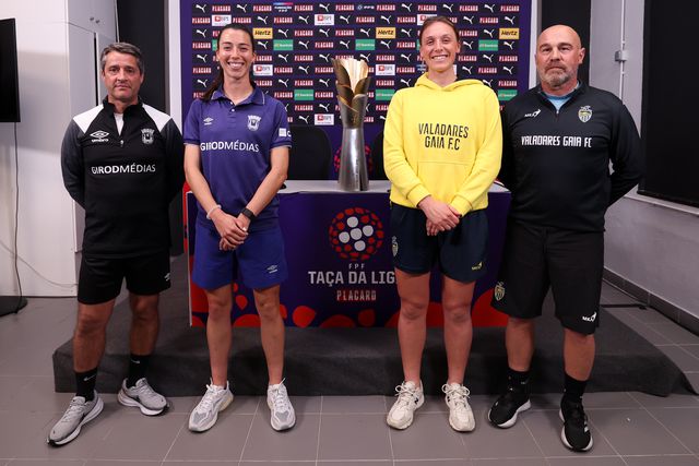 Treinadores e capitãs do Torreense e Valadares Gaia antes da final da Taça da Liga - Foto: FPF
