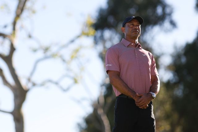 Tiger Woods detido por suspeita de condução sob influência após acidente