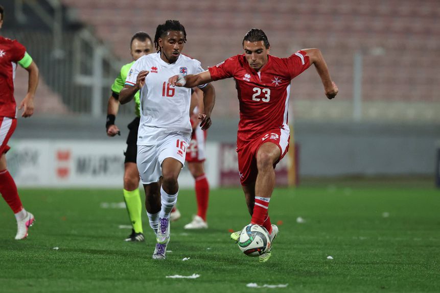 Leandro Barreiro (à esq.) no duelo com Malta