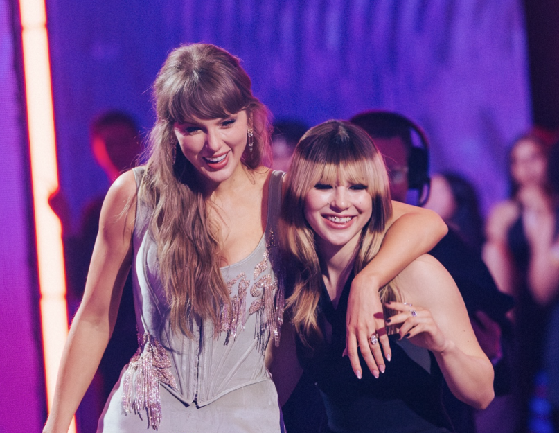 Taylor Swift com Alysa Liu - Foto: iheartradio