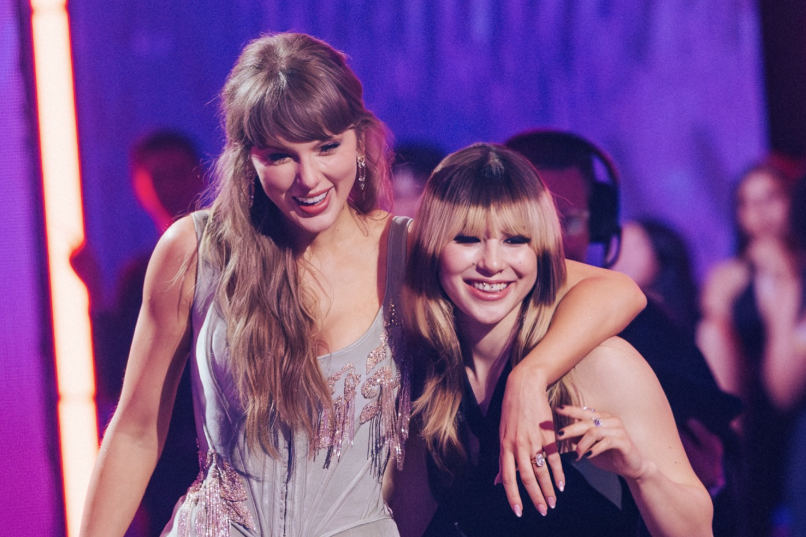 Taylor Swift com Alysa Liu - Foto: iheartradio
