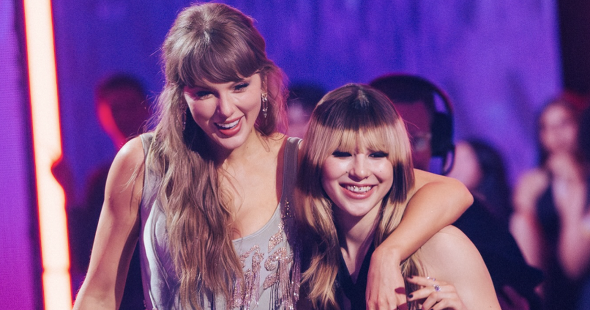 Patinadora olímpica Alysa Liu entrega múltiplos prémios a Taylor Swift (fotos)