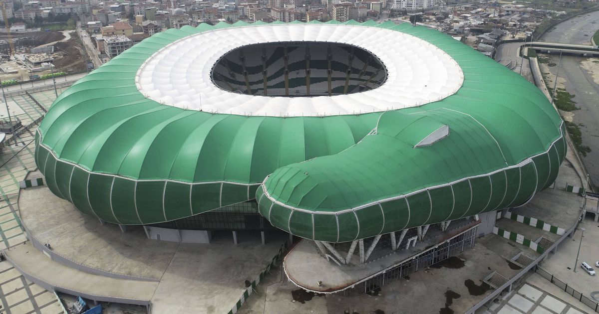 Os estádios mais 'chocantes' do mundo (e Portugal vai jogar lá)