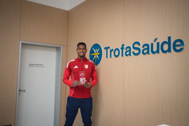 Adriel com o Prémio Trofa Saúde - Foto: Aves SAD