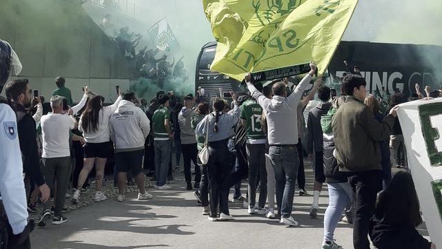 «Eu quero o Sporting campeão»: loucura em Alvalade na saída do autocarro para o Porto