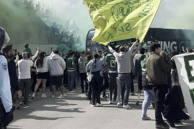 «Eu quero o Sporting campeão»: loucura em Alvalade na saída do autocarro para o Porto