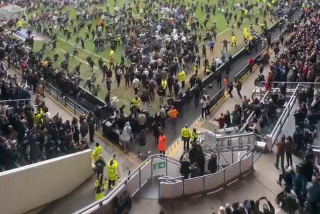 Invasão de campo no terreno do Derby County