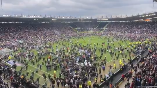 Vídeo: Derby County sobe de divisão e adeptos invadem relvado